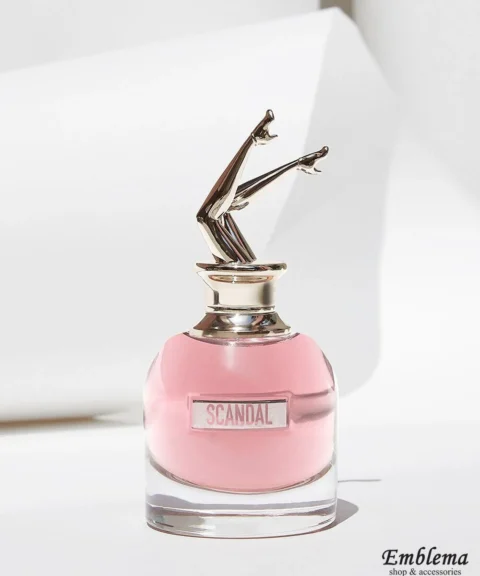 Jean Paul Gaultier Scandal EDP 80 ml vapo – flacone con tappo a forma di gambe dorate su sfondo bianco